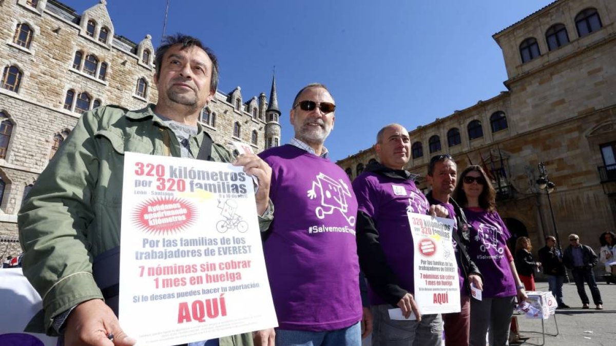 Los trabajadores de Everest recogen fondos mediante el apadrinamiento de los 320 kilometros que separan León y Santiago de Compostela-Ical