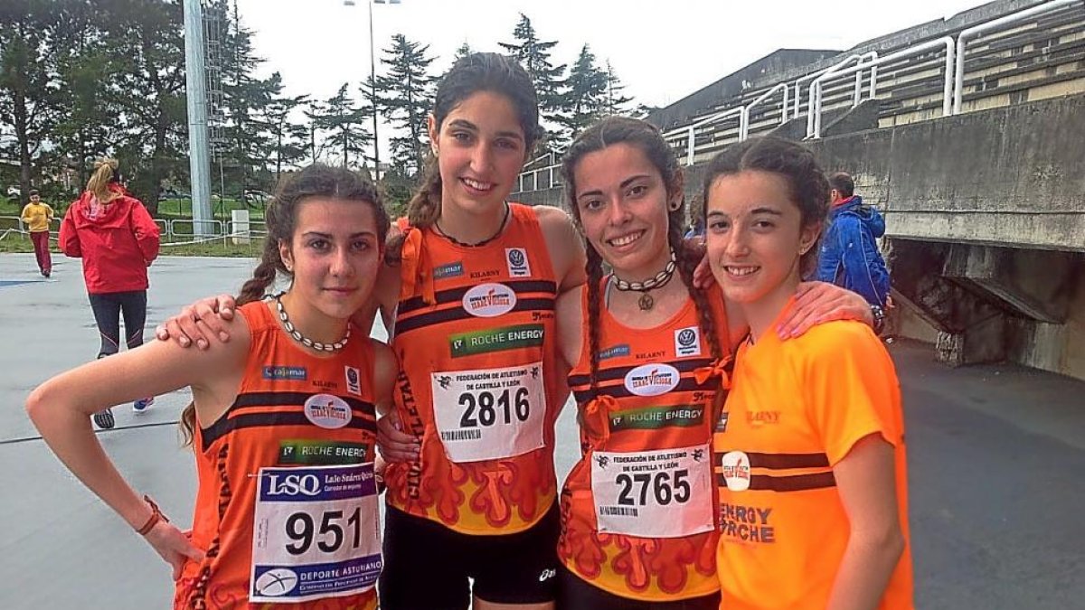 Elisa, Ángela, Sara y Rocío, integrantes del Atletaria IsaacViciosa que han tenido un papel muy destacado en la temporada recién finalizada.-EL MUNDO
