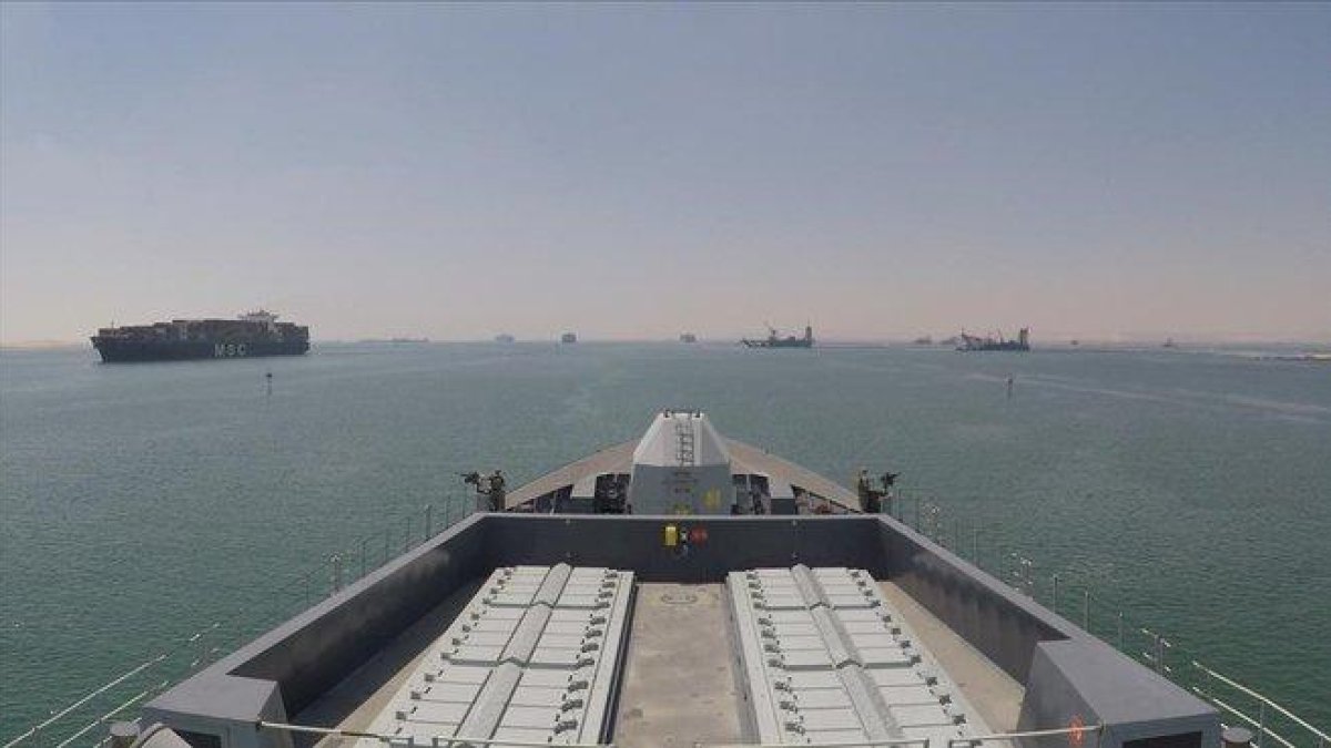 Un buque británico, en el Golfo Pérdico, tras pasar el Canal de Suez.-