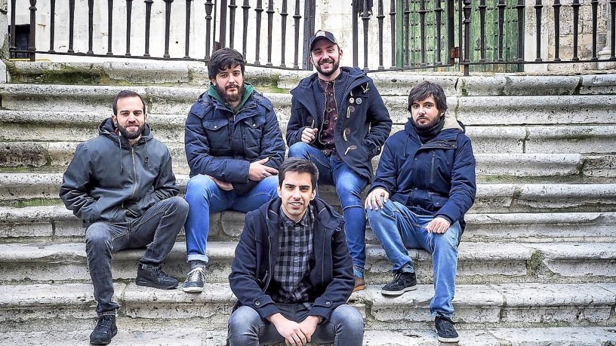 La banda vallisoletana Octubre Polar y portada del disco.-M. A. SANTOS