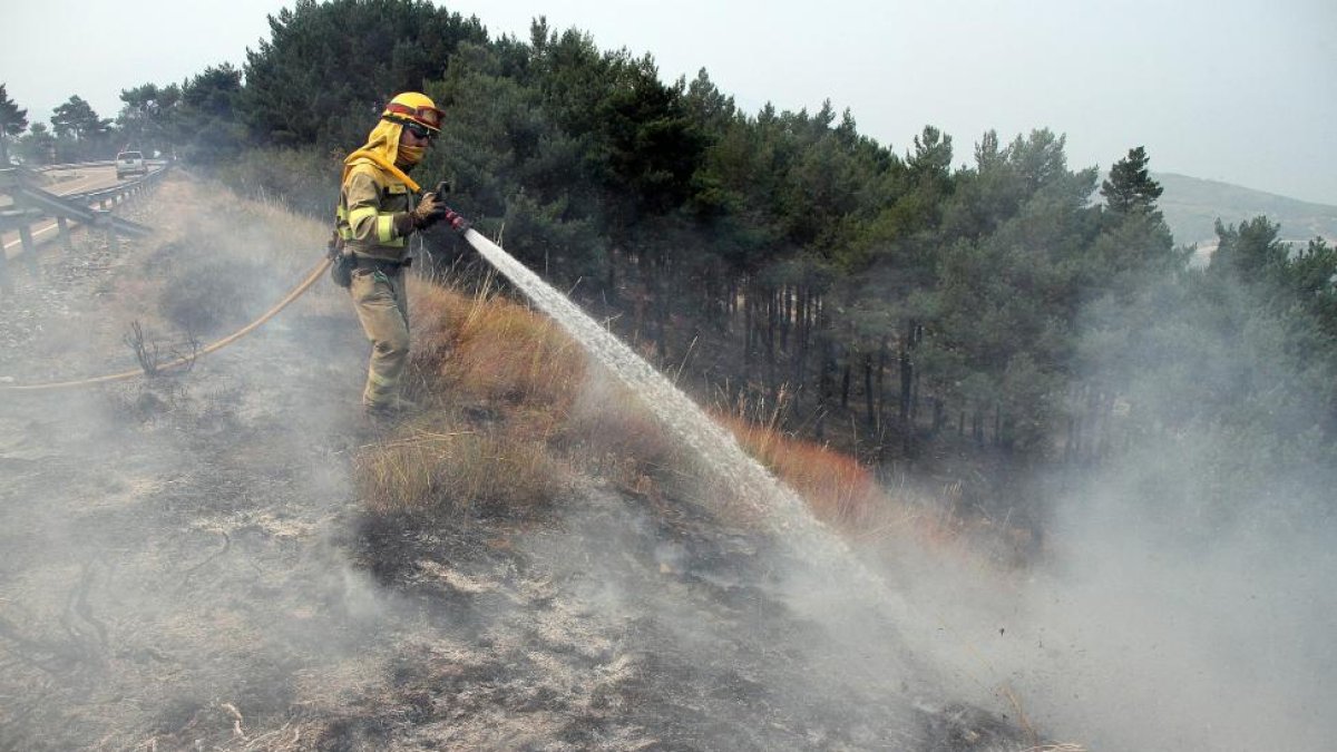Labores de extinción de incendio en La Cabrera.-ICAL