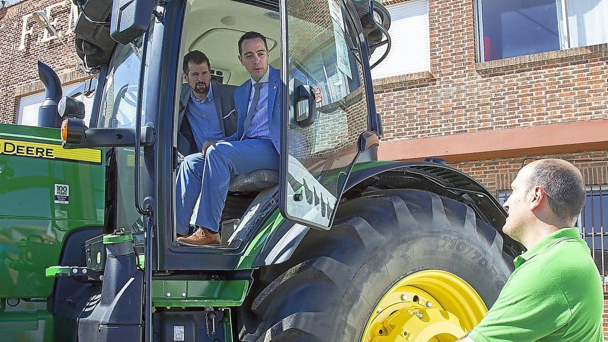 Luis Tudanca y el alcalde de Benavente, Luciano Huerga, subidos a un tractor de la feria de Benavente.-ICAL