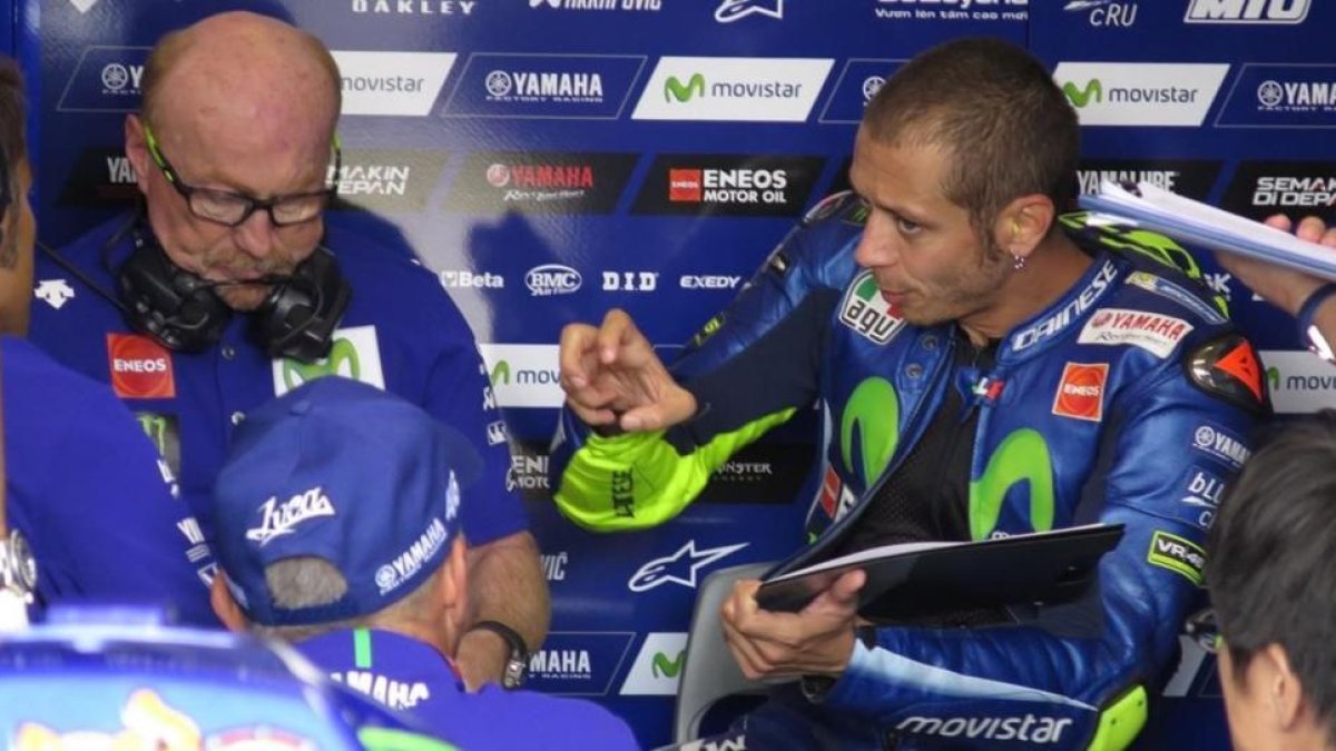 Valentino Rossi le explica, en Brno, a Silvano Galbusera, su técnico, los problemas que sufre cuando pilota la Yamaha-EMILIO PÉREZ DE ROZAS