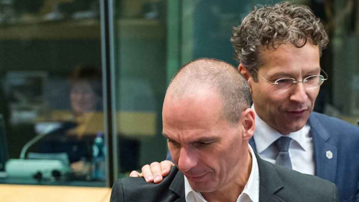El ministro de Finanzas griego, Yanis Varoufakis, y el presidente del Eurogrupo, Jeroen Dijsselbloem.-Foto: AP / GEERT VANDEN WIJNGAERT