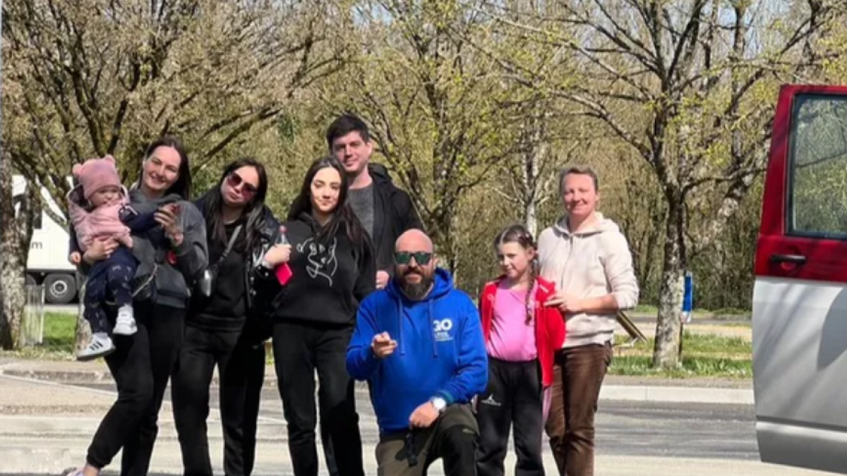 Imagen de Gerardo Alonso con los refugiados ucranianos a los que ayudó con anterioridad.- E. M.