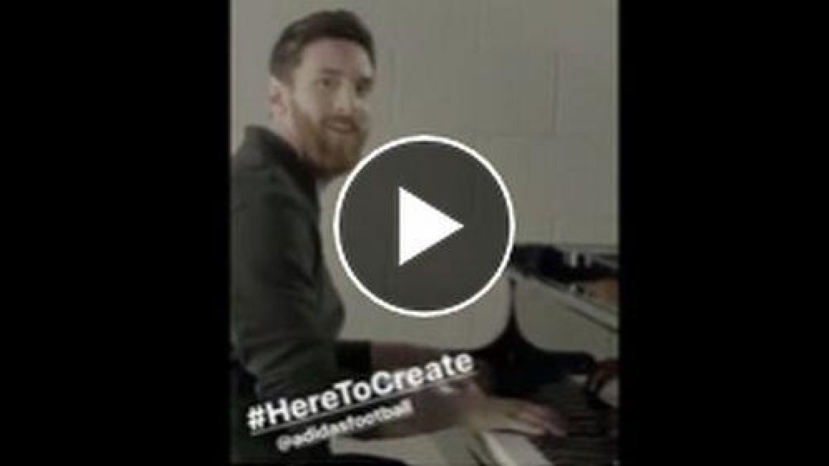 Imagen del vídeo en el que aparece Messi tocando el himno de la Champions en un piano.-