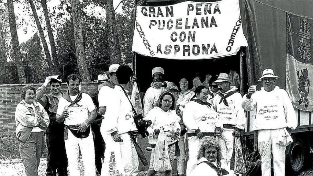 Un grupo de personas disfrutan de la Marcha Asprona de Valladolid.-E.M.