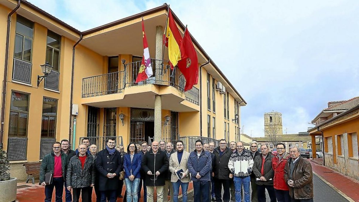 Alcaldes y concejales junto al presidente de la Diputación, Jesús Julio Carnero, ayer en Villabrágima.-EL MUNDO
