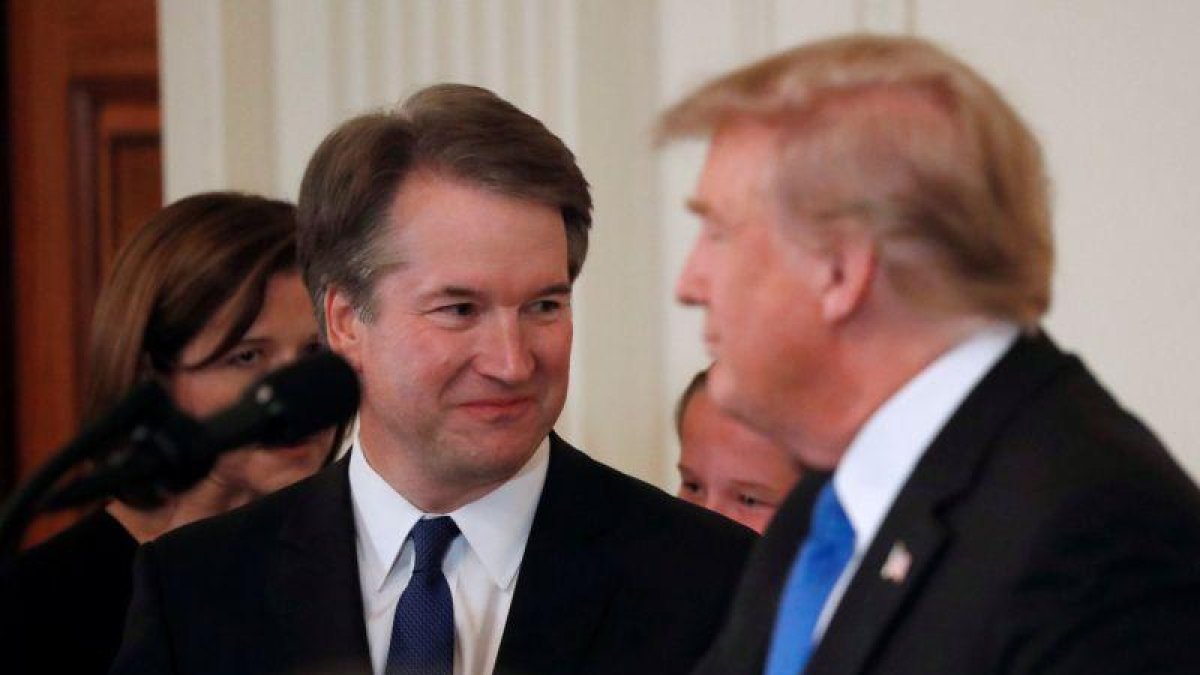 El juez Brett Kavanaugh junto a Donald Trump, en la Casa Blanca.-JIM BOURG (REUTERS)