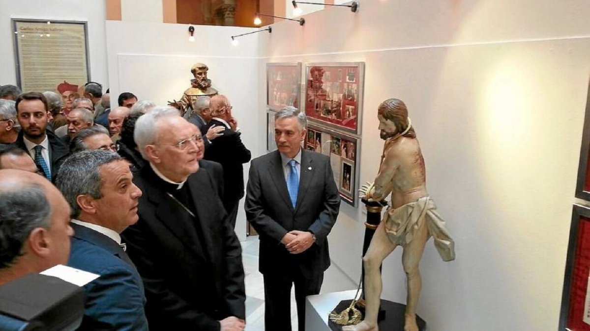 Carlos Amigo contempla la exposición en presencia de Artemio Domínguez-Ayuntamiento de Rioseco