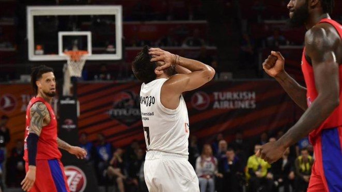 Campazzo, desolado durante los minutos de derrumbe blanco.-AP / ÁLVARO BARRIENTOS