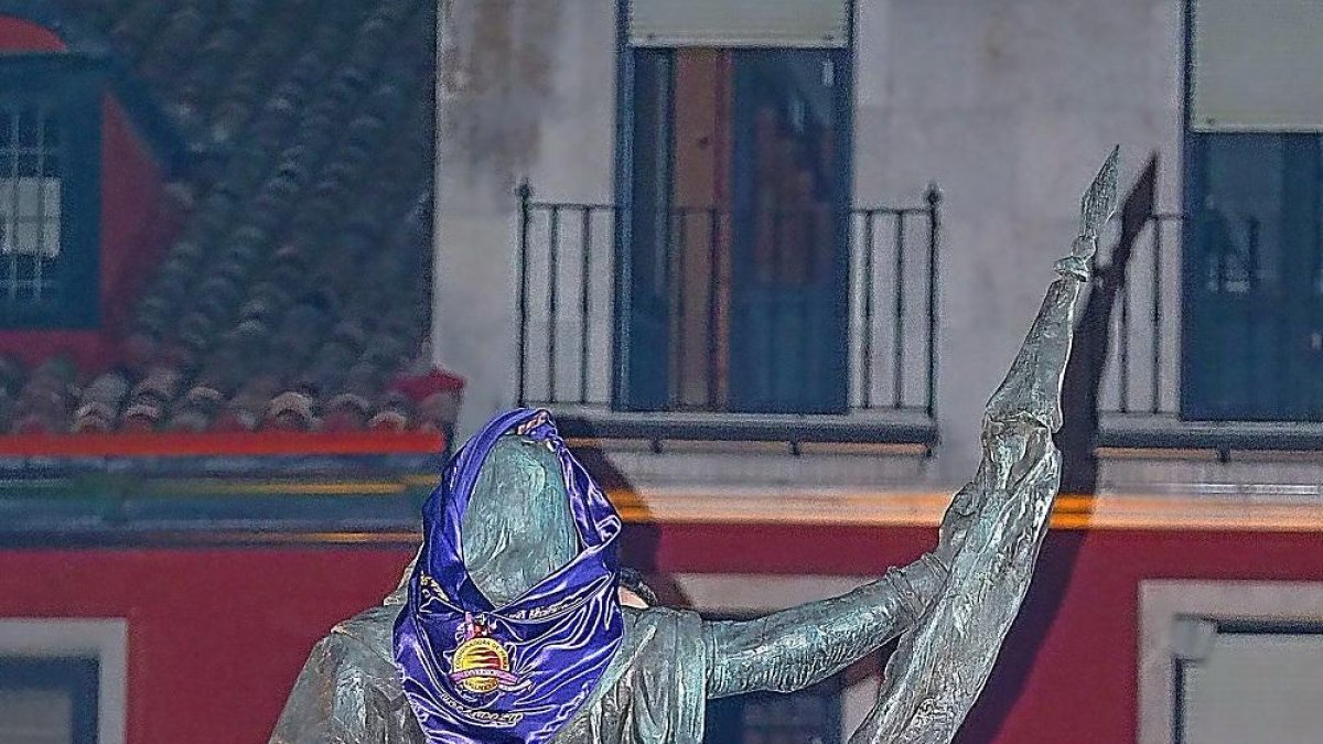 La peña Cuerpo de Bombones retira el pañuelo al Conde Ansúrez.-P. REQUEJO