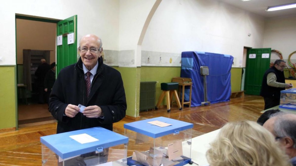 El expresidente de las Cortes y candidato al Congreso por Palencia Carlos Sánchez Reyes vota en el colegio público Isabel La Católica-ICAL