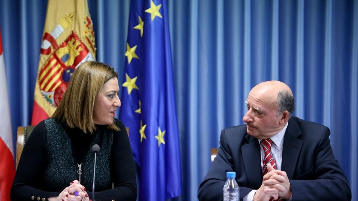 La delegada del Gobierno, Virginia Barcones, se reúne con el presidente de la Unión de Consumidores de Castilla y León (UCE), Prudencio Prieto, para abordar el caso IGNIS-ICAL