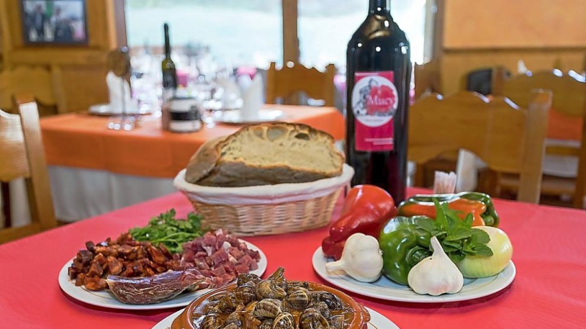 Plato de caracoles que se sirven durante el mes de mayo en el Mesón El Rincón del Labrador de la Santa Espina (Valladolid).-PABLO REQUEJO