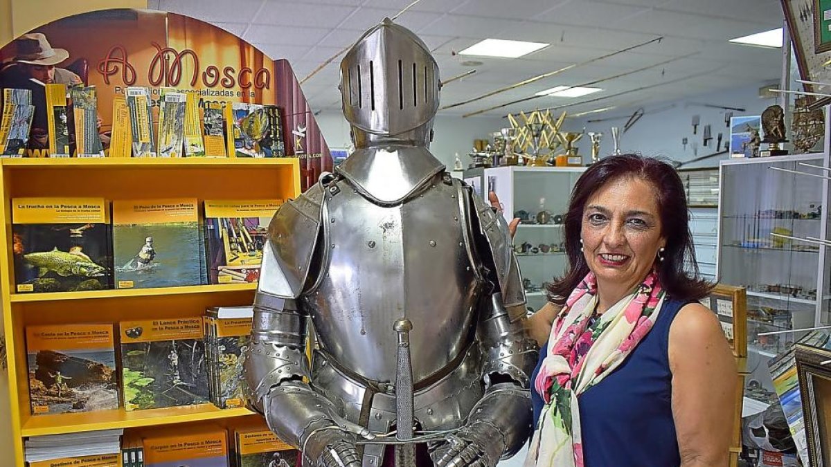 María Ángeles Luengo, en el Museo de la Pesca, integrado en su complejo hostelero, con una sopa de trucha y junto a una armadura, que recuerda a don Suero de Quiñones.-ARGICOMUNICACIÓN