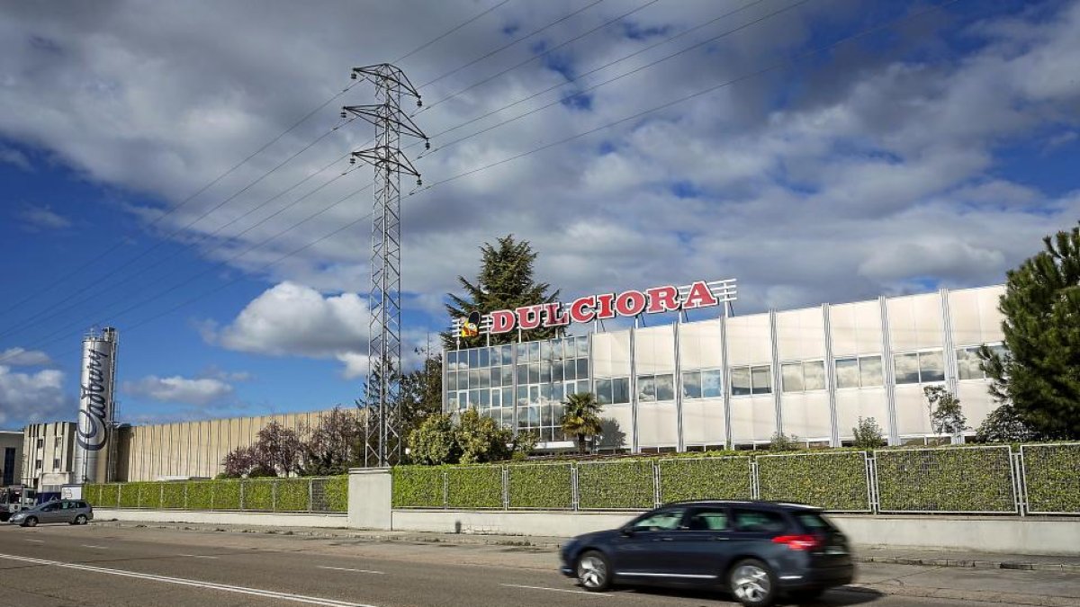 Exterior de la planta de Dulciora.-MIGUEL ÁNGEL SANTOS