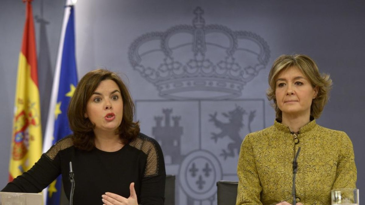Soraya Saénz de Santamaría e Isabel García Tejerina.-EL MUNDO