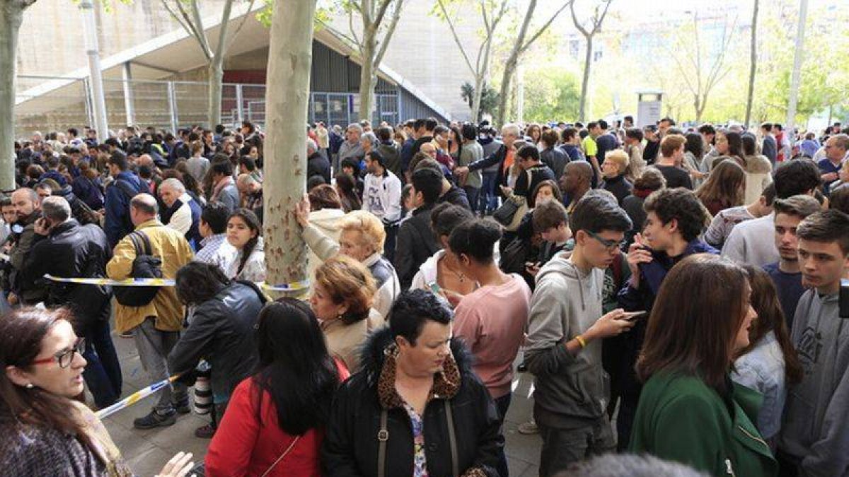 Alumnos, profesores y padres, a las puertas del IES Joan Fuster.-Foto: FERRAN NADEU