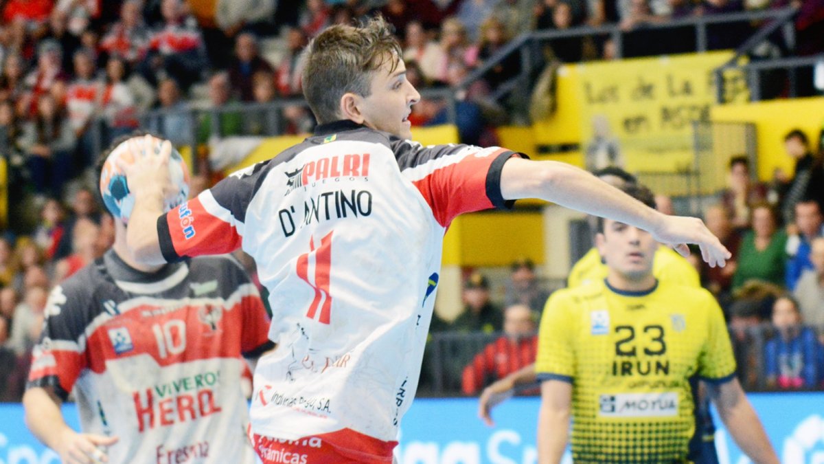 Nicolo D'Antino en un choque con Balonmano Nava. / E.A.S
