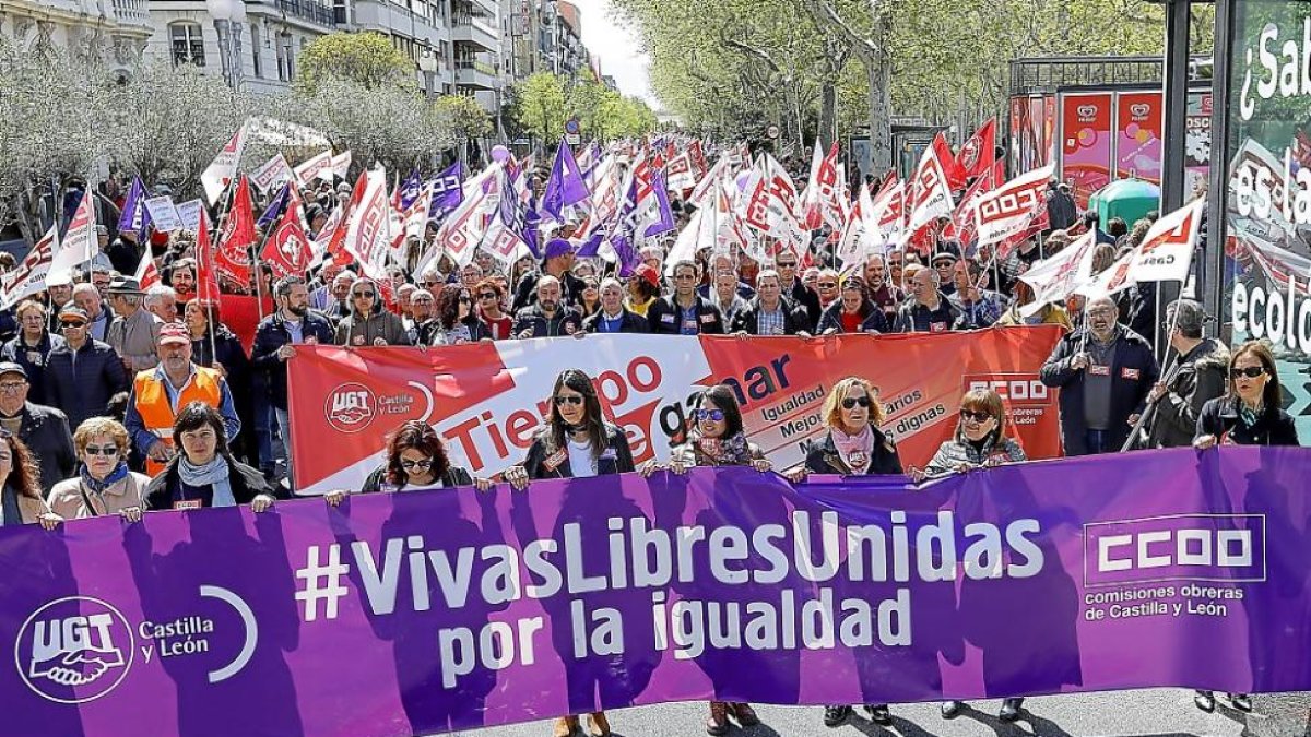 Las mujeres y su reivindicación de igualdad salarial y social tuvieron un protagonismo especial en la manifestación.-J.M. LOSTAU