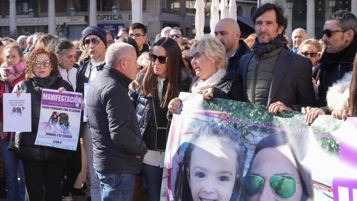 Miles de personas se concentran en la Plaza Mayor de Valladolid contra el doble crimen de Paloma e India. ICAL