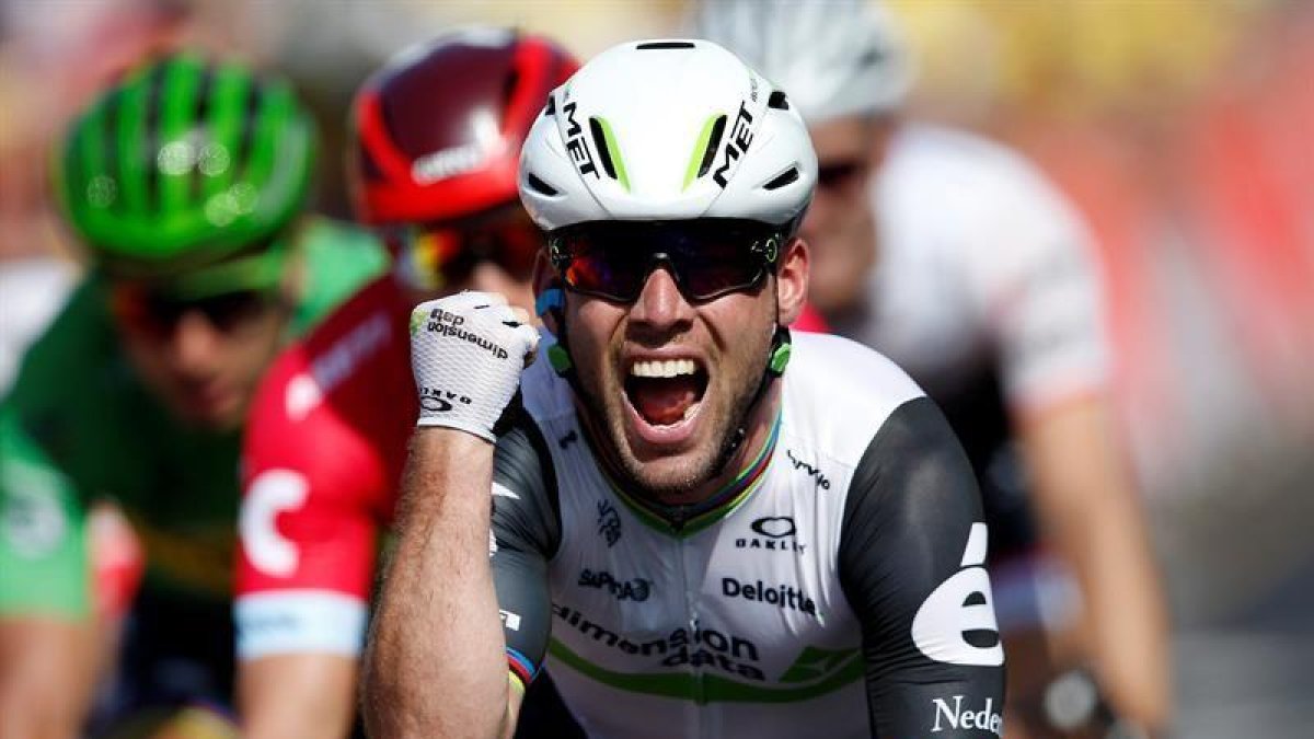 El ciclista británico Mark Cavendish del Dimension Data celebra su victoria en la sexta etapa de la 103ª edición del Tour de Francia que se disputa entre Arpajon-sur-Cére y Montauban, en Francia hoy, 7 de julio de 2016.-EFE/Sebastien Nogier