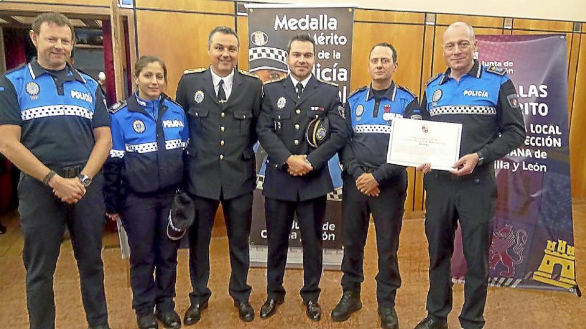 Agentes de la Policía Municipal de Medina del Campo muestran el reconocimiento recogido en Ponferrada.-EL MUNDO