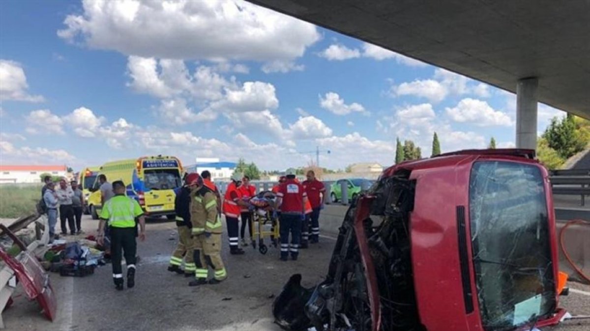 La furgoneta siniestrada volcó en una carretera paralela a la autovía A-11 a la altura de Tudela.-BOMBEROS VALLADOLID