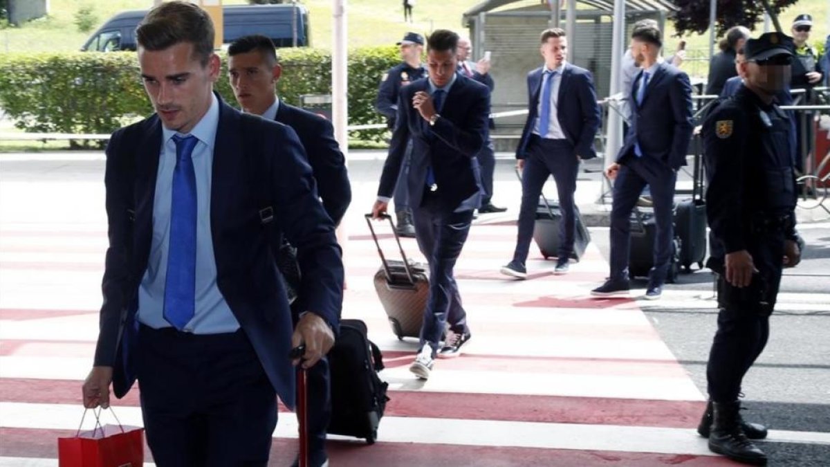 Antoine Griezmann y otros jugadores del Atlético se disponen a embarcar rumbo a Milán, este jueves.-EFE / MARISCAL