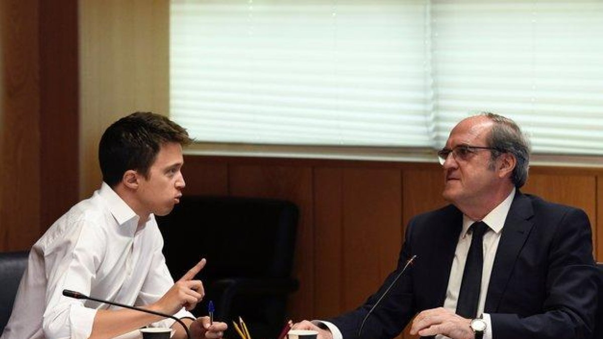 Los candidatos del PSOE y Más Madrid a la Comunidad, Ángel Gabilondo e Íñigo Errejón, durante la reunión de este jueves en la Asamblea de Madrid.-VICTOR LERENA (EFE)