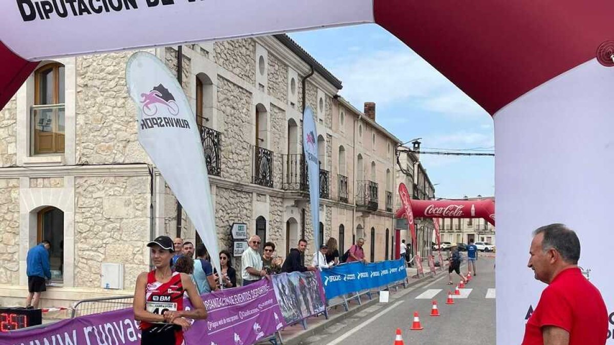 Gema Martín Borgas al llegar en cabeza a la meta. / RUNVASPORT