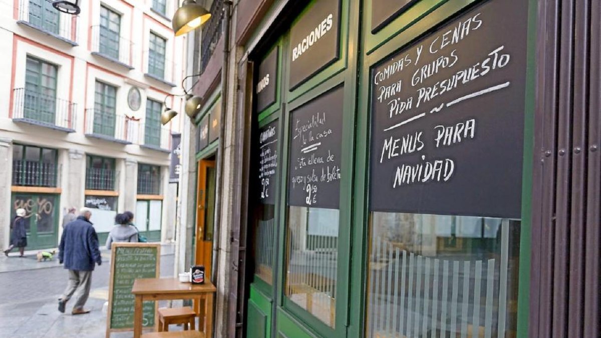 Un establecimiento del centro anuncia comidas y cenas navideñas.-Pablo Requejo