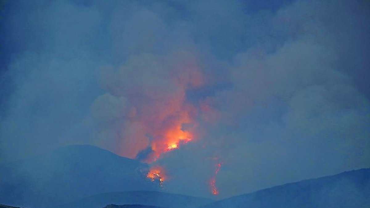 Las llamas del incendio que se mantiene en el nivel dos asolan la cabrera leonesa y arrasan miles de hectáreas de bosque.-ICAL