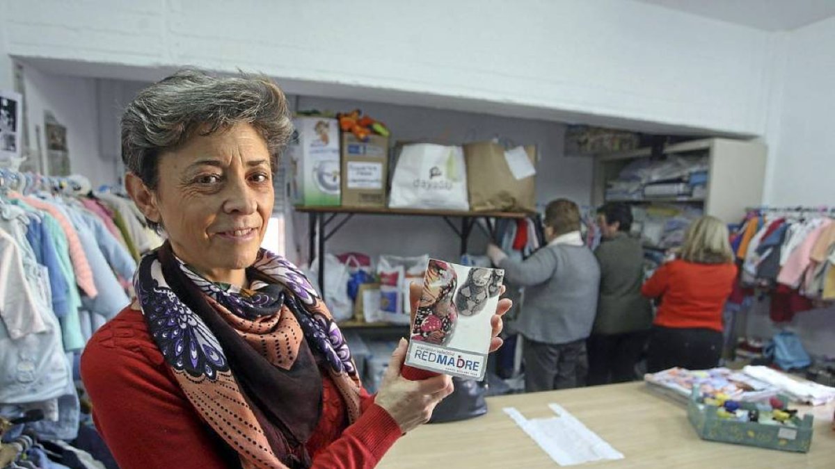 Lourdes, voluntaria de la asociación 'Red Madre', muestra la cartilla que asignan a las beneficiarias-Ical