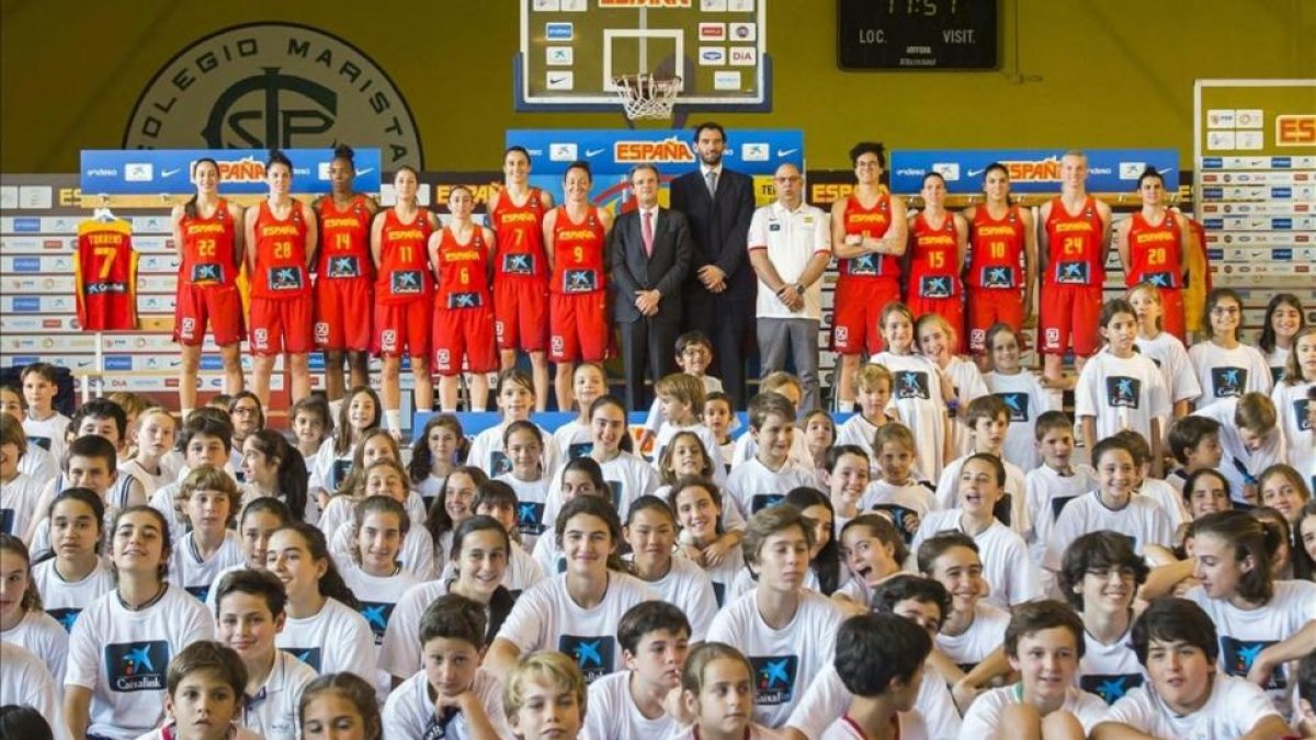 La selección española femenina de baloncesto posa con niños y niñas de Madrid.-MÁXIMO GARCÍA DE LA PAZ