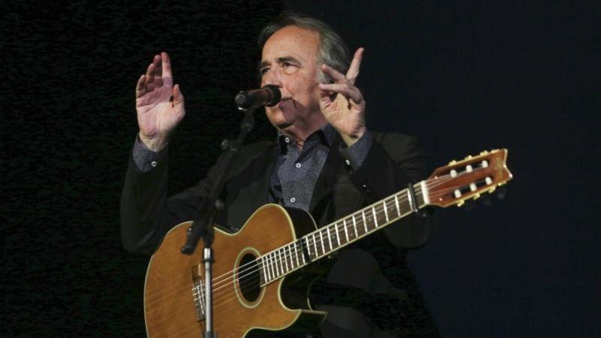 Joan Manuel Serrat, narrando anécdotas y vivencias, durante su actuación.-JOSEP GARCIA