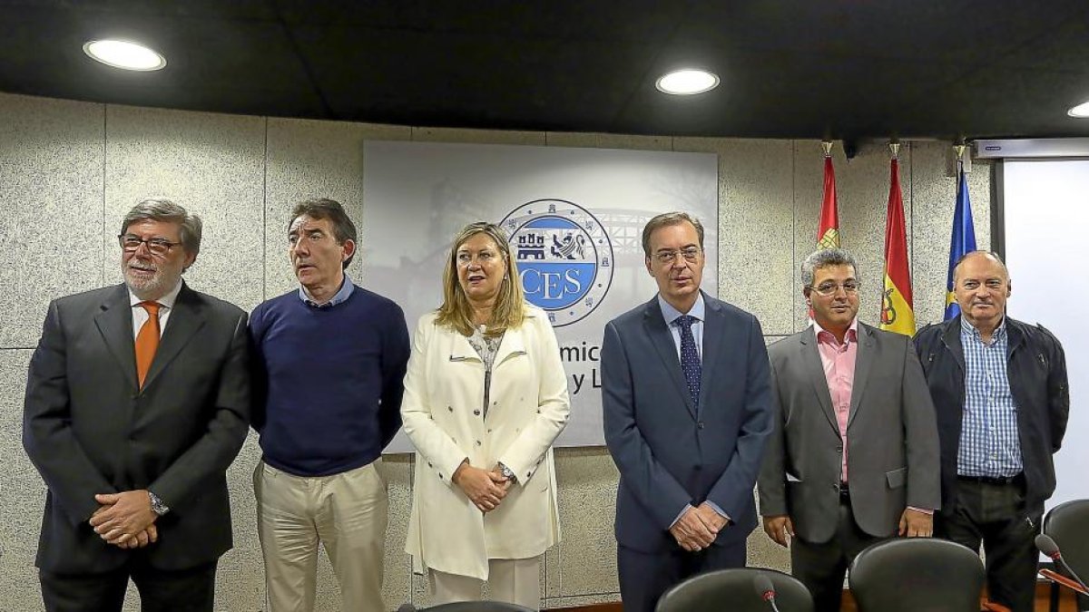Santiago Aparicio, Ángel Hernández, Pilar del Olmo, Germán Barrios, Dimitru Fornea y Faustino Temprano, ayer, antes de comenzar la jornada del CES.-ICAL
