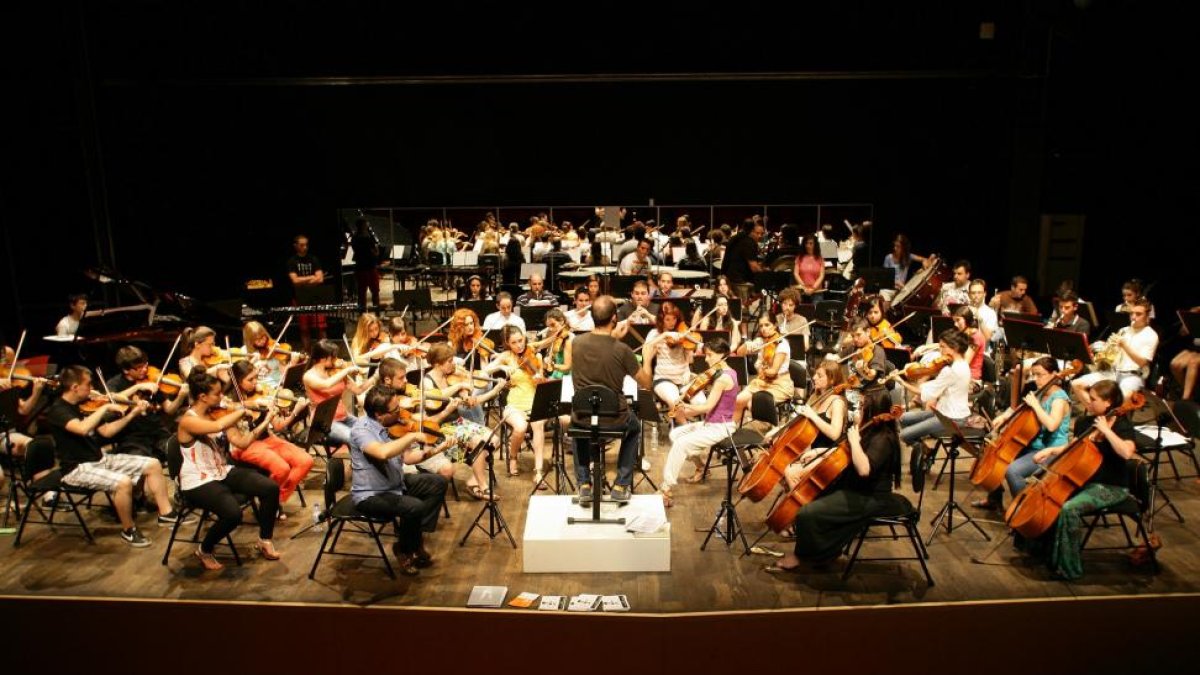 Ensayo de la Orquesta Sinfónica de Ávila dirigida por Rubén Díez.-ICAL