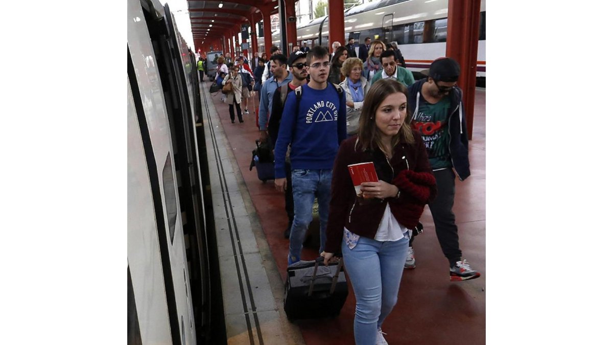 Llegada de los pasajeros a la estación de Chamartín del primer AVE comercial León-Madrid.-ICAL