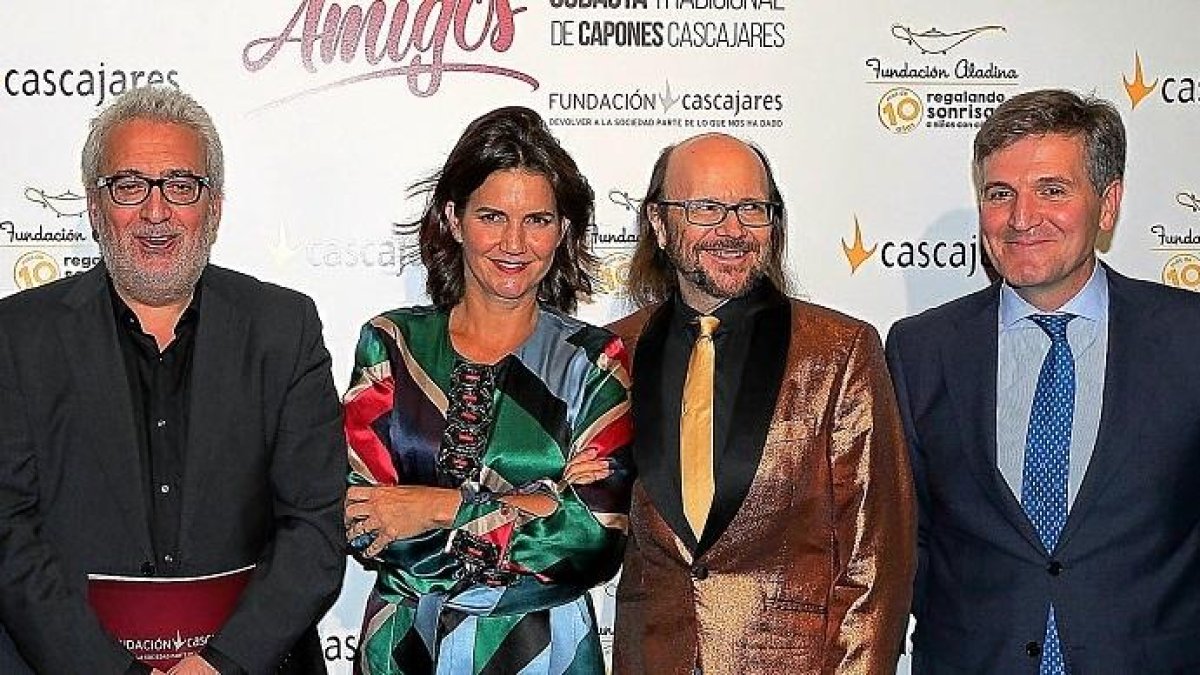 Leo Harlem, Samanta Vallejo Nájera, Santiago Segura y Alfonso Jiménez, en la XIX Subasta Tradicional de los Capones de Cascajares.-ICAL