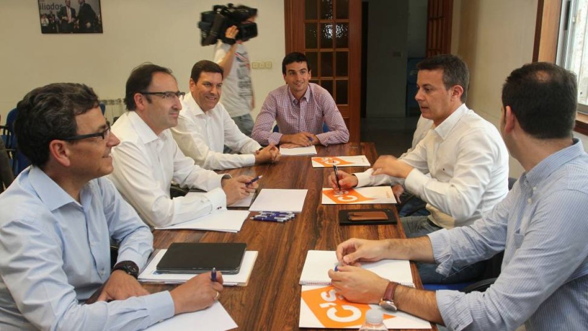 El candidato del PP a la Alcaldía de Palencia, Alfonso Polanco (2I), se reúne con una delegación de Ciudadanos, encabezada por su cabeza de lista al Ayuntamiento, Juan Pablo Izquierdo (2D), para dialogar sobre la gobernabi-ICAL
