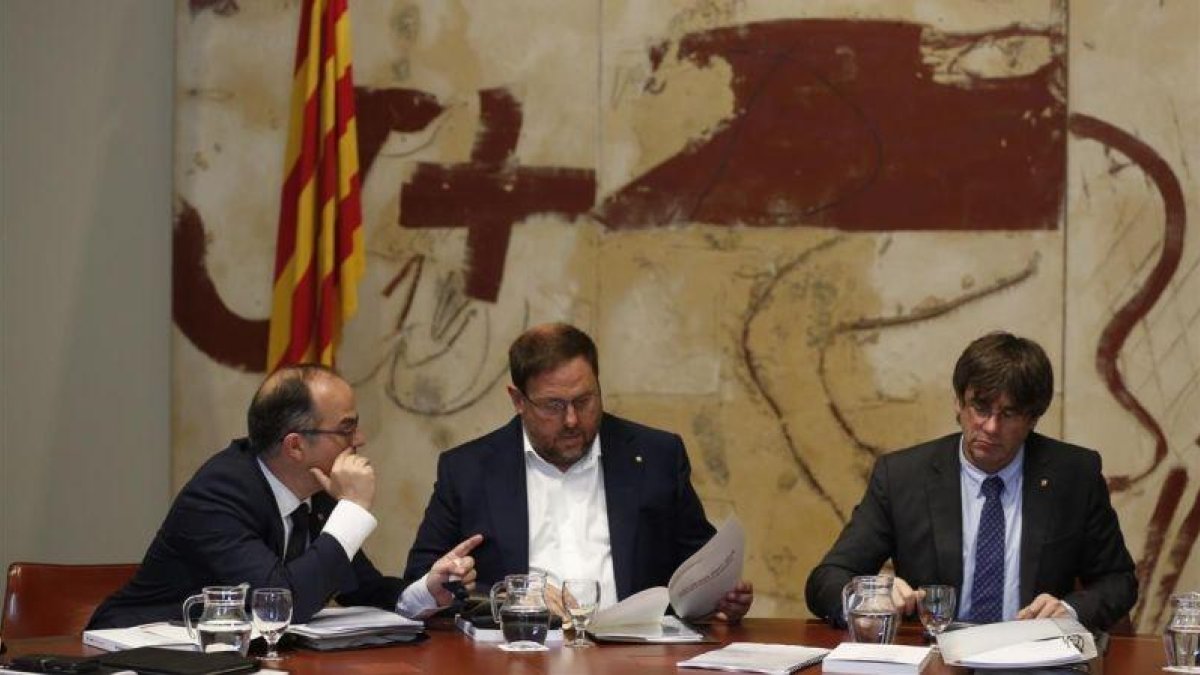 Turull, Junqueras y Puigdemont, en la reunión del Consell Executiu.-ALBERT BERTRAN