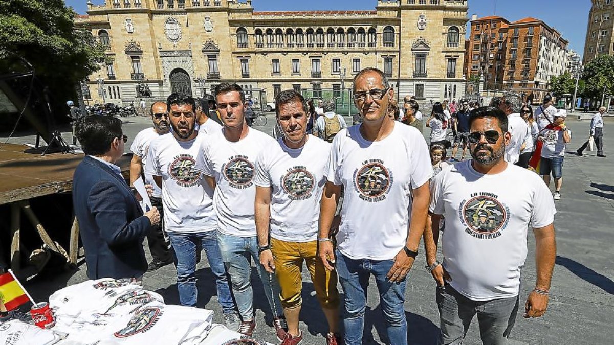 Militares participantes en la protesta, con la Academía de Caballería detrás.-J.M. LOSTAU