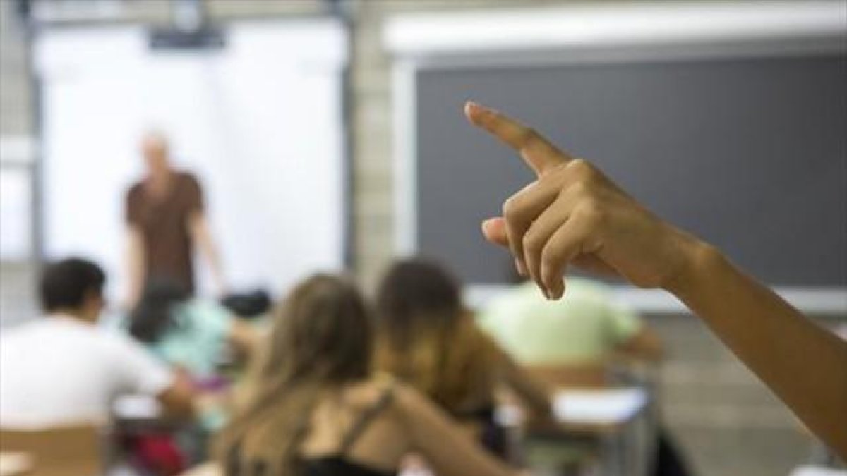 Alumnos de secundaria del instituto Fort Pius de Barcelona, durante unos exámenes de septiembre, el curso pasado.-ALBERT BERTRAN