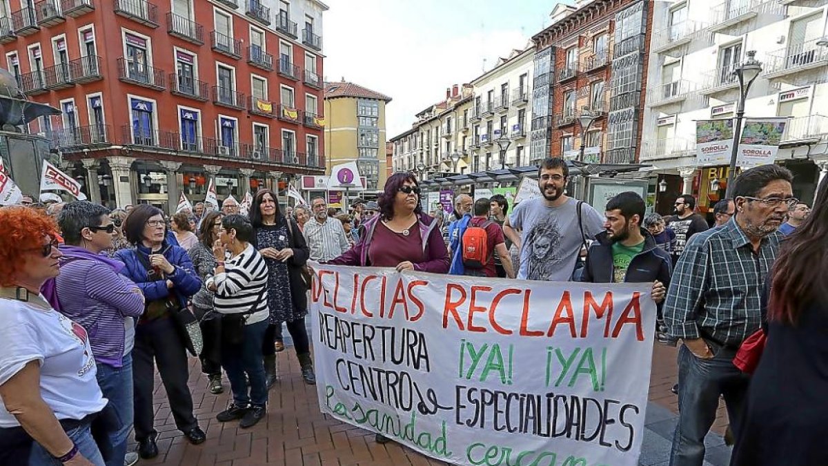 Un grupo de manifestantes sujeta una pancarta que defiende la reapertura del centro de especialidades de Delicias, ayer en la manifestación.-ICAL