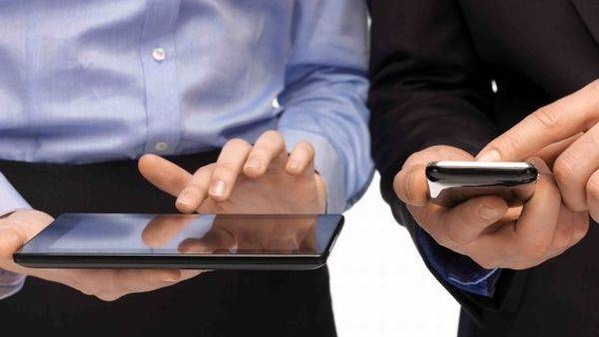 Usuarios utilizan las aplicaciones de su 'smartphone'.-
