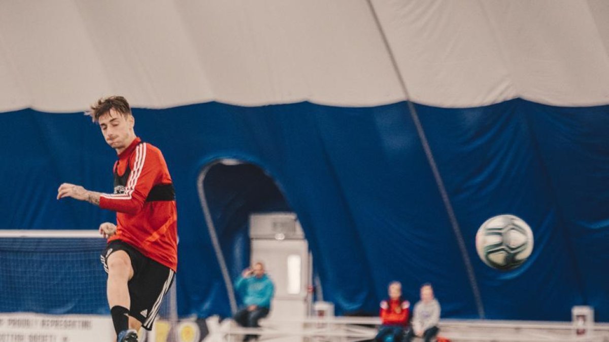 Calero chuta durante un entrenamiento del Real Valladolid en la concentración de Canadá.-RVCF