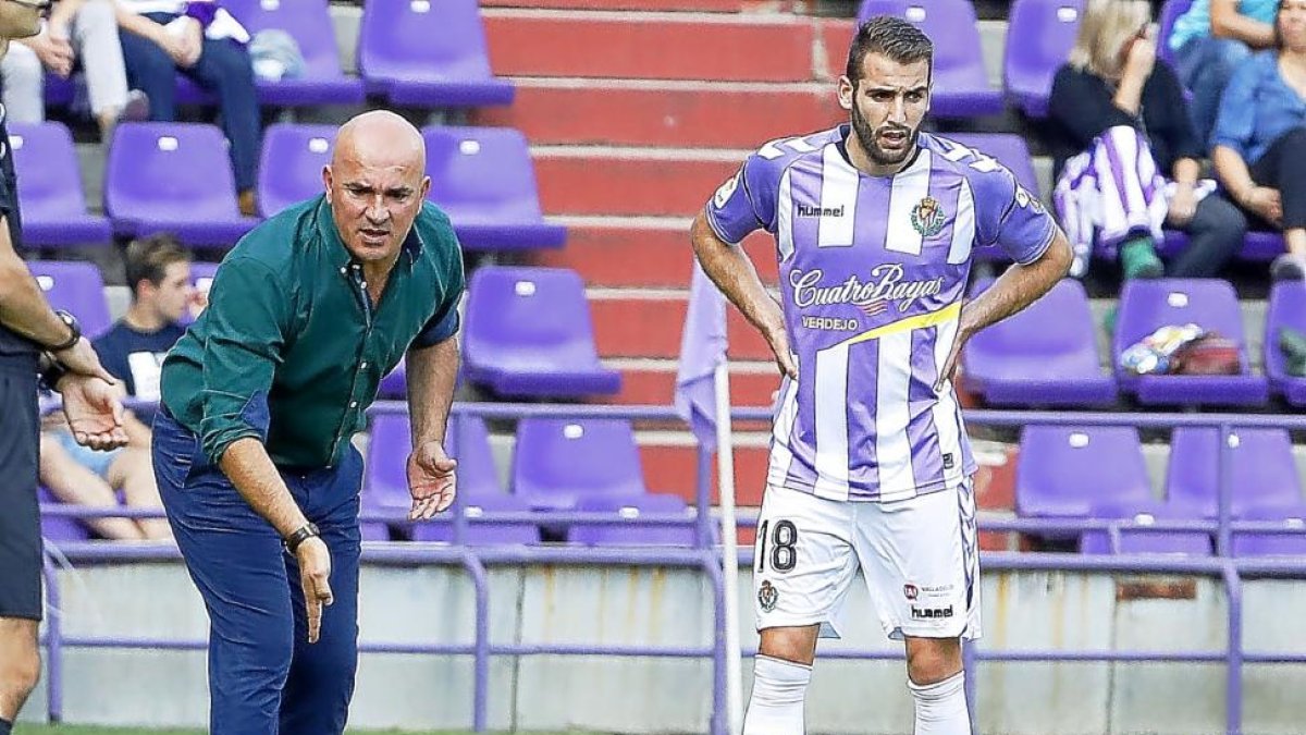 Luis César parece marcar la línea ante Antoñito, durante el partido contra el Córdoba.-J.M.LOSTAU