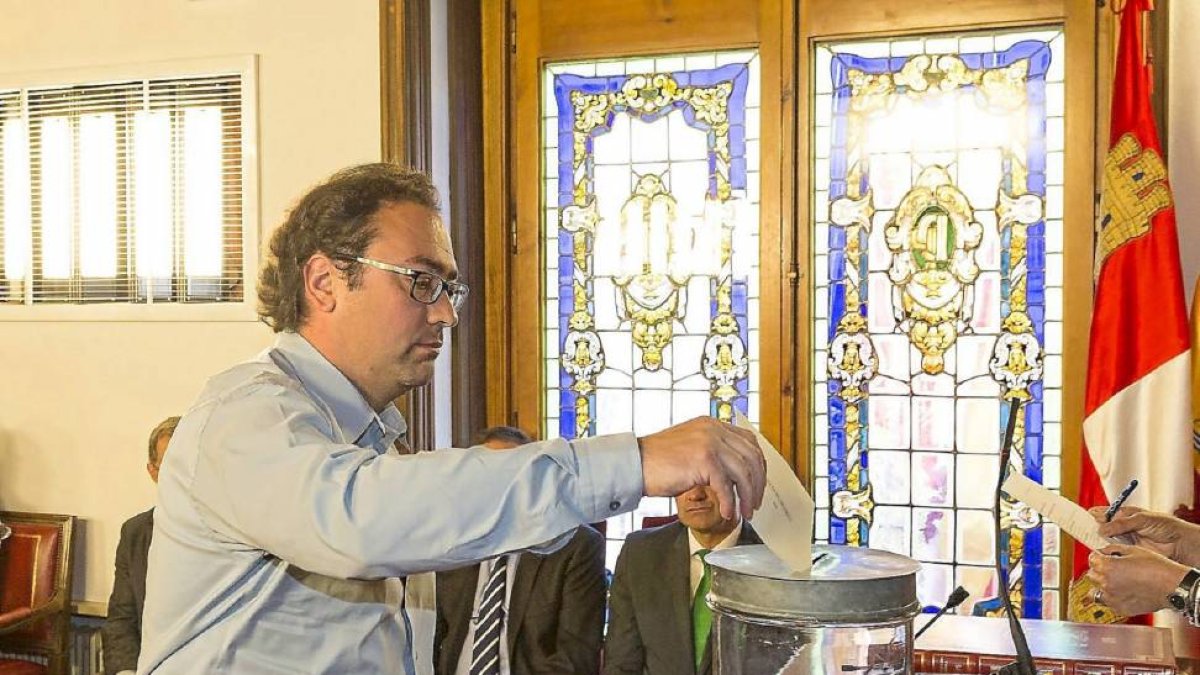 Héctor Gallego durante la votación.-M.A.S